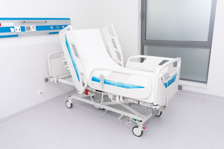 Comfort
Ліжко NEXO Comfort втілює філософію дуже ранньої мобілізації пацієнтів (VEM), що сприяє швидшому відновленню в інтенсивних та стаціонарних відділеннях.
Переваги ліжка NEXO Comfort:

■ Надійні узголів’я та панель зі спеціальними кнопками для реабілітації.
■ Велика кількість спеціальних позицій на центральній панелі.
■ Центральне блокування коліс для забезпечення стабільності.
■ Подовжена платформа матраца для адаптації до високих пацієнтів.
■ Барвиста графіка на бічних поручнях і дошках, яку можна персоналізувати.

